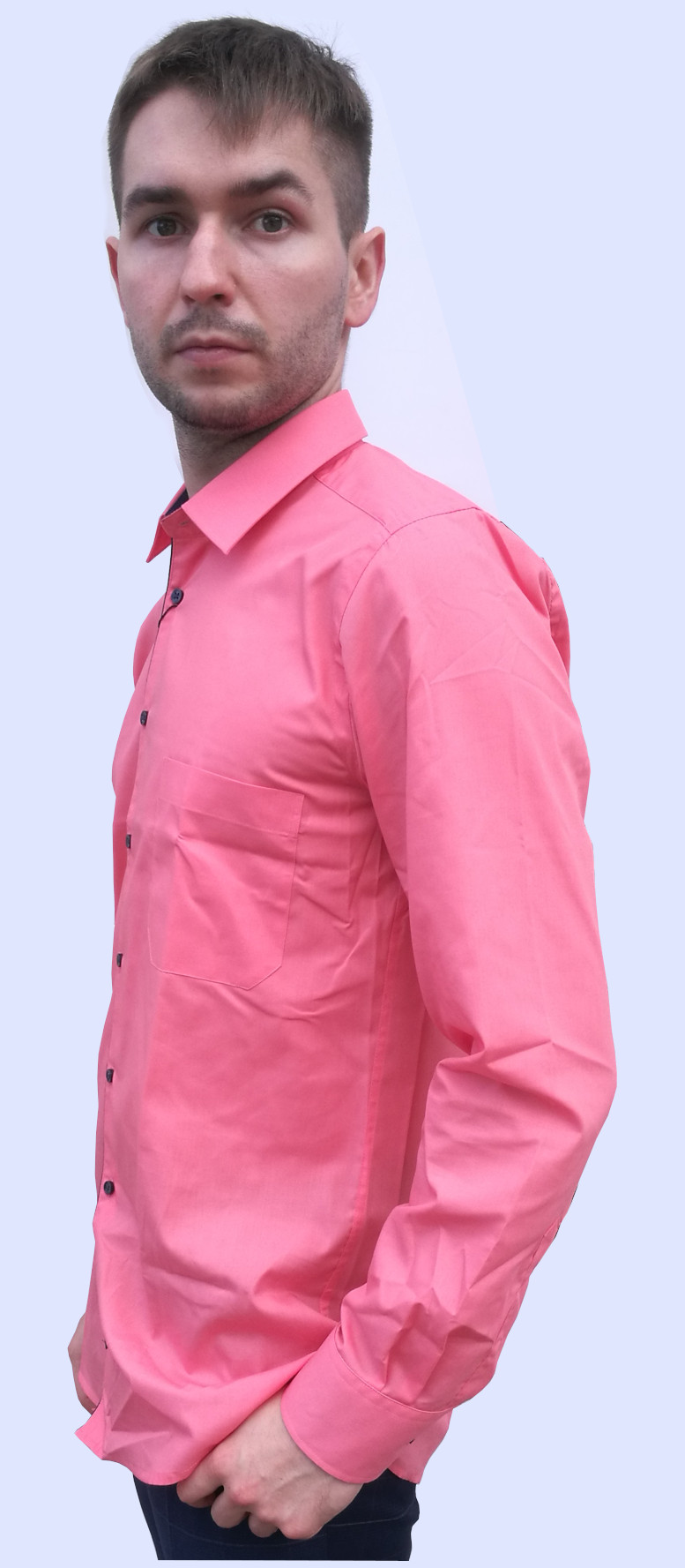 Widok z boku różowej koszuli